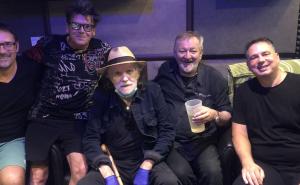 Glumački bard Josip Pejaković u novom spotu Crvene jabuke